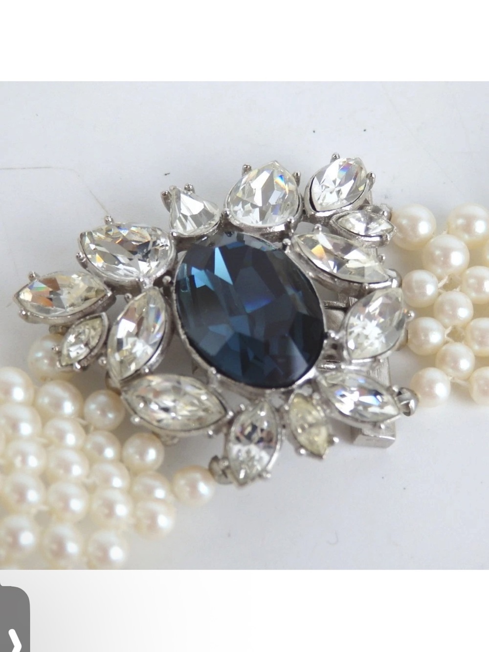 GIVENCHY Vintage Pearl Choker w/ Center Gem in original box EUC - Picture 4 of 11